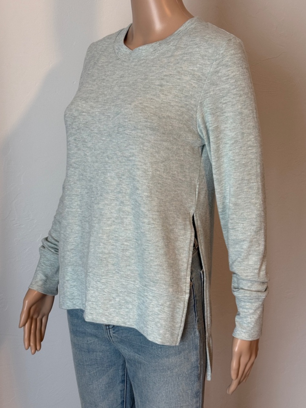 alo yoga glimpse long sleeve top with side slits in mint